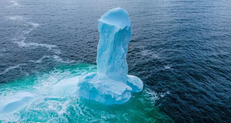 Fotografato in Canada un iceberg a forma di pene