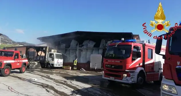 Distrutto dalle fiamme il laboratorio per la lavorazione delle carni dell’azienda Milia