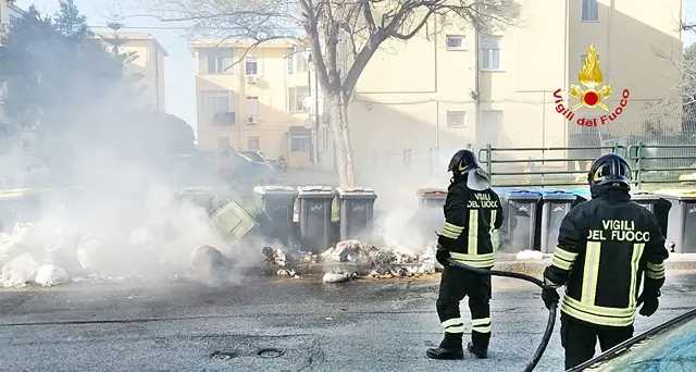 Via Podgora, cassonetti dei rifiuti in fiamme: sul posto i Vigili del Fuoco