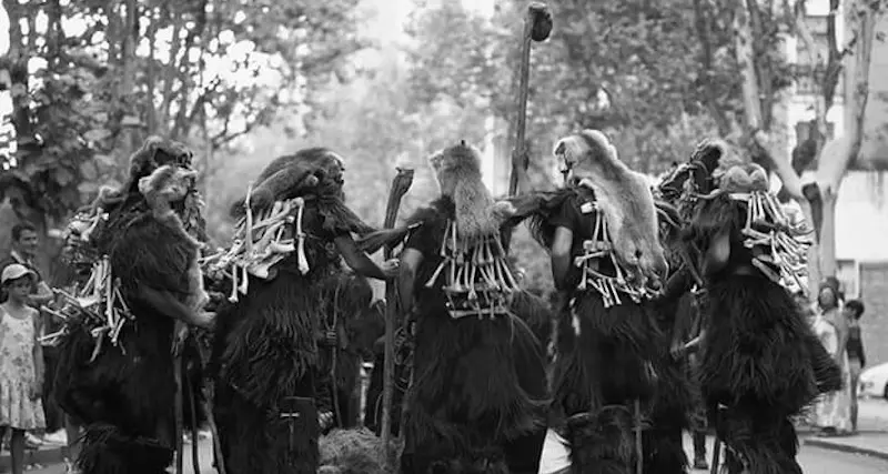 Austis accoglie il Carnevale del Bim con la sfilata delle maschere etniche della Sardegna e il grande spettacolo delle tradizioni