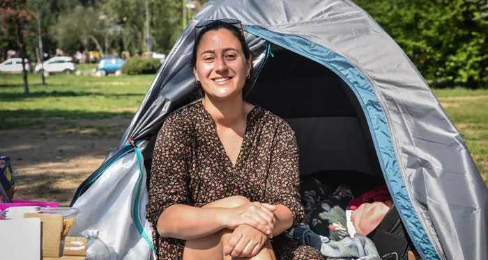 Caro affitti a Milano. Universitaria in tenda per protesta