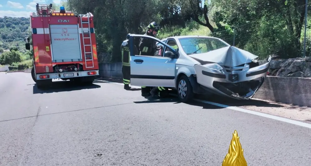 Auto fuori strada a Sant'Antonio di Gallura