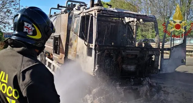 Sassari. Camion dell’autospurgo prende fuoco in viale Porto Torres