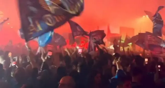 Napoli campione d'Italia, città in delirio: un morto durante festa per scudetto