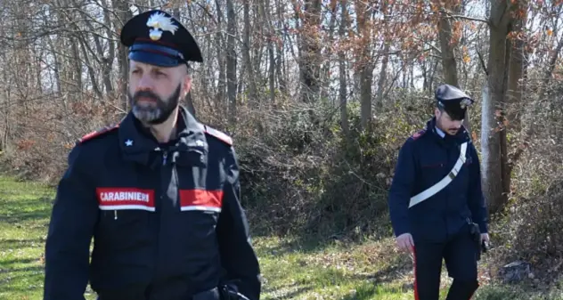 Barrali. Combustione illegale di rifiuti e carcasse di auto abbandonate: denunciato 67enne