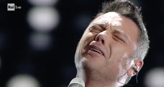 Tiziano Ferro commosso canta \"Almeno tu nell'universo\". VIDEO