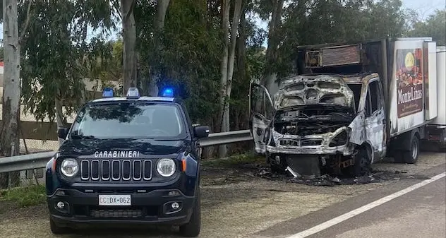 Villasimius. Camion frigo prende fuoco sulla Provinciale 17