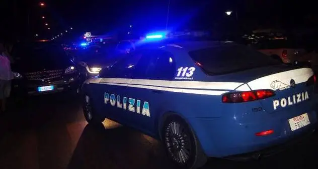 Spara in testa a una 28enne e si autodenuncia chiamando la polizia