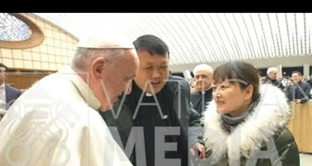 Vaticano. Papa Francesco incontra la donna cinese che lo aveva strattonato
