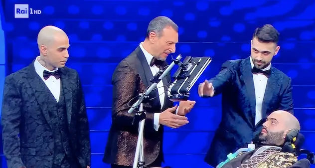 Paolo Palumbo sul palco di Sanremo: \"La mia storia non è quella di un ragazzo sfortunato, ma di uno che non si è arreso\". VIDEO