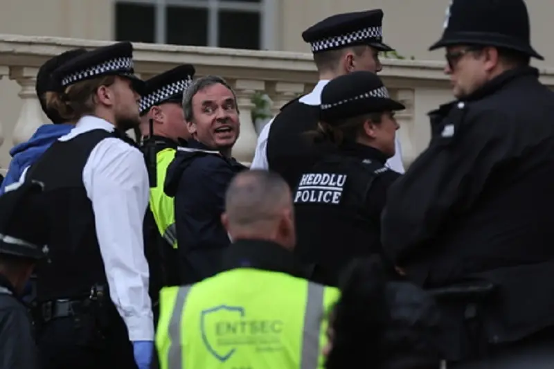 epa10611551 Police detains persons during an anti-monarchy group Republic\\'s protest on the day of the Coronation of Britain\\'s King Charles III in London, Britain, 06 May 2023. The group wants to see the hereditary monarchy in Britain abolished and the King replaced by a democratically elected head of state.  EPA/Martin Divisek