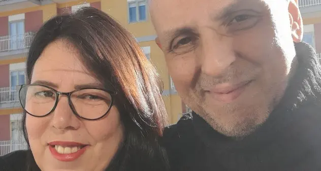 Si conoscono online, poi lei scopre di avere un tumore e lui le chiede di sposarlo
