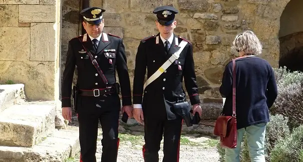 Guspini. Dopo tentativo di furto fallito ruba Vespa spingendola a mano, ma la abbandona per strada