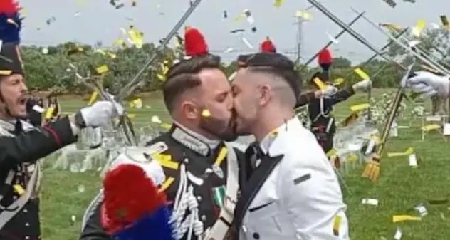 Carabiniere sposa il compagno: c’è anche il picchetto d’onore