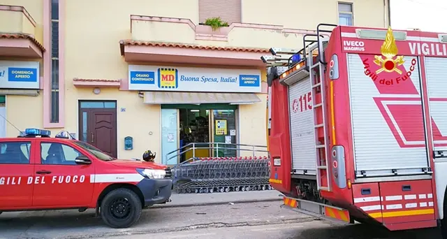 Fiamme nel banco frigo del discount Md, sul posto i Vigili del Fuoco