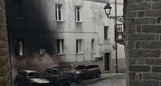 Tempio. Attentato incendiario: distrutte 4 auto