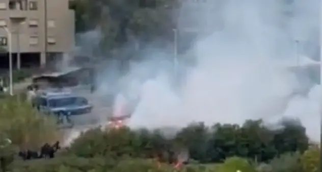 Cagliari-Palermo, sassi e fumogeni contro il bus dei tifosi ospiti