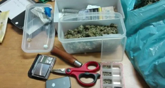 Dosi di eroina in auto e marijuana in casa: arrestato un 37enne