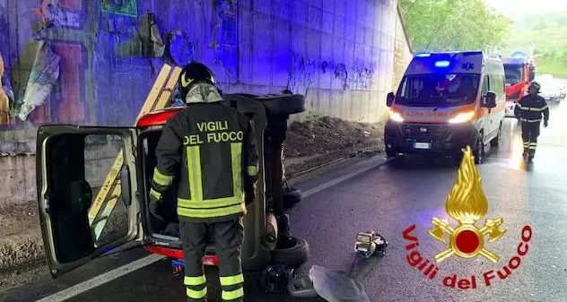 Nuoro. Si ribalta con la Panda, donna trasportata in ospedale