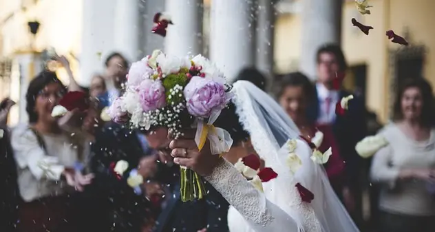 Invitati al matrimonio ma non alla festa, “riservata a famiglia e amici intimi”