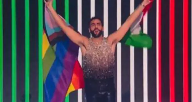 Eurovision 2023, Mengoni sul palco con tricolore e bandiera arcobaleno