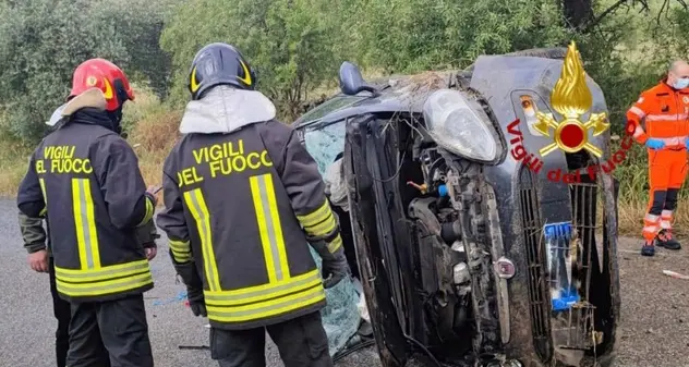 Auto esce fuori strada e si ribalta sulla SP 58 Nuoro-Orgosolo