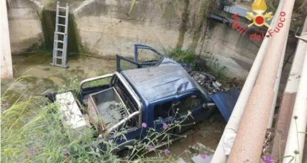 Auto di cacciatori finisce fuori strada poi in un canale: 3 morti