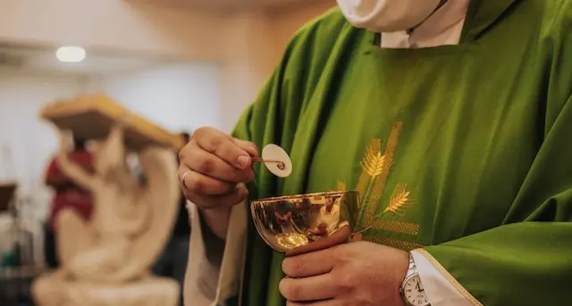 \"Mio figlio autistico dà fastidio. Sacerdote nega prima comunione con gli altri bambini\"