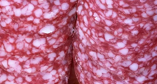 Salame, richiamati tre marchi per listeria e salmonella: quali sono