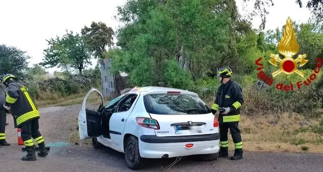 Santu Lussurgiu. Esce di strada con l’auto: giovane ferita