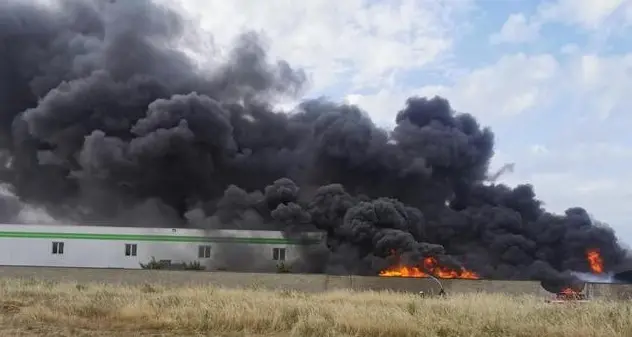 Incendio al porto di Oristano: distrutto un deposito di pellet