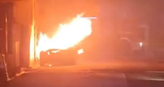Assemini. Quattro auto distrutte in raid incendiario