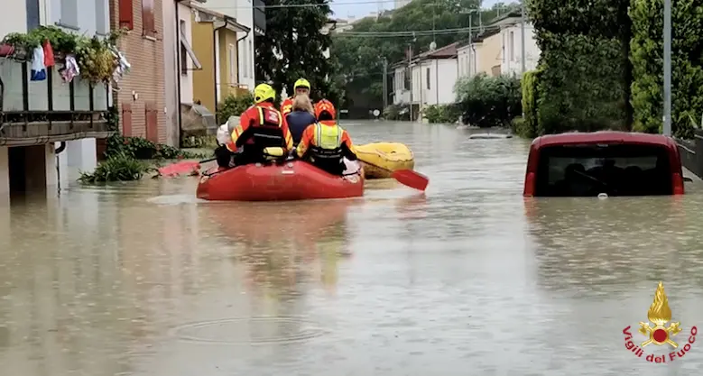 Maltempo in Emilia Romagna e nelle Marche: più di 900 i vigili del fuoco al lavoro
