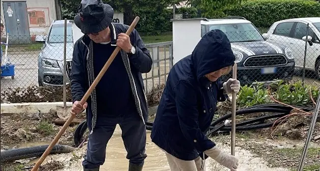 Laura Pausini, anche gli anziani genitori impegnati a spalare il fango: \"Esempio di una vita\"