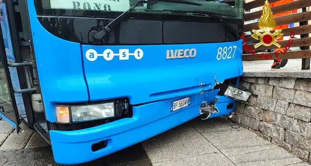 Macomer. Auto contro bus in pieno centro
