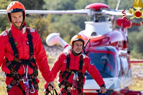 Prove tecniche di lotta alle alluvioni. Con tanto di simulazione di salvataggio con gli specialisti dei Nuclei sommozzatori di Cagliari e Sassari in acqua per il recupero di tre persone trascinate, con la propria auto, sul fondo del lago Omodeo. L\\'esercitazione \\u00E8 durata quattro giorni. Lo scenario ipotizzato \\u00E8 stato quello di un disastro idrogeologico. Il comando dei Vigili del fuoco di Oristano ha iniziato a gestire le prime richieste di soccorso, inviando le squadre di pronto intervento per poi realizzare una vera e propria sala operativa sul campo. Nella simulazione s\\u00EC \\u00E8 ipotizzato che ci fosse ulteriore bisogno di aiuti. E quindi ecco i rinforzi da Lazio, Umbria e Abruzzo. Le squadre dalla penisola sono arrivate con i mezzi aerei della flotta dei Vigili del fuoco, un contingente \\u00E8 arrivato con il canadair in assetto trasporto uomini e attrezzatture, altri con l\\'elicottero Drago VF AB412. Coinvolto anche il reparto volo della Polizia di Stato di Fenosu. I Carabinieri della Legione Sardegna, tramite la base dello Squadrone eliportato dei Cacciatori di Sardegna, sono stati impegnati per il supporto al volo degli elicotteri. La Croce Rossa ha posizionato una struttura con tende da campo per i soccorsi alla popolazione coinvolta dall\\'alluvione.\\nANSA/Vigili del fuoco EDITORIAL USE ONLY NO SALES