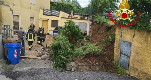 Crolla un muro di sostegno a Nuoro: due auto danneggiate