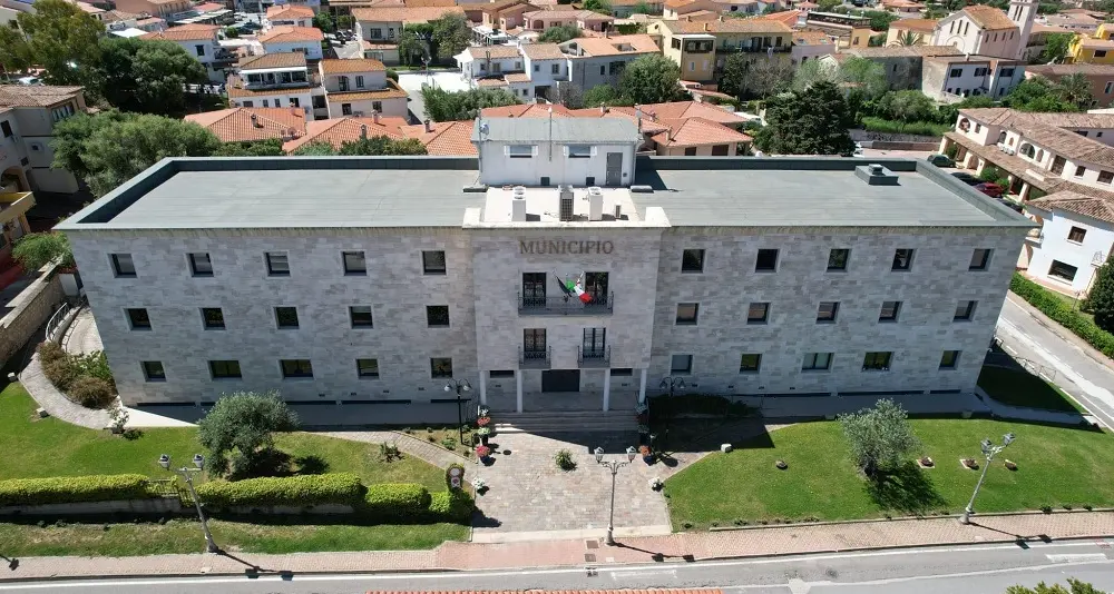 A San Teodoro via i contenitori di rifiuti in centro