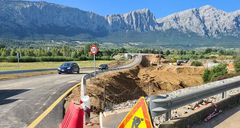 Maltempo nel nuorese, dopo le forti piogge riapre il ponte di Oloè a Oliena