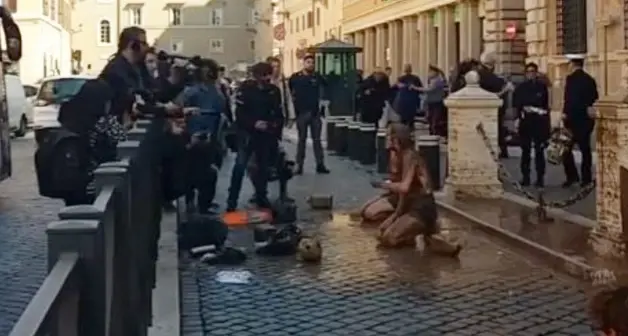 Blitz ambientalisti davanti a Senato, cosparsi di fango tentano di imbrattare la facciata