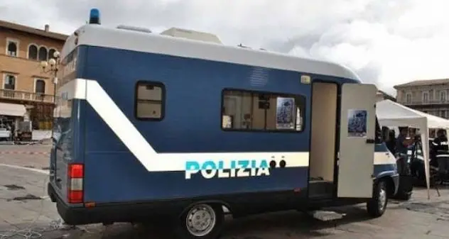 “Questo non è amore”: il camper della polizia in strada contro la violenza di genere
