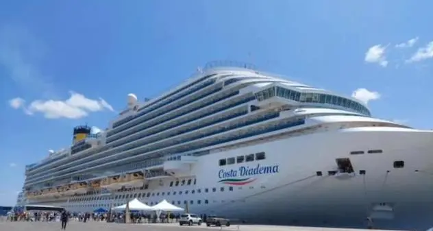 La nave Costa Diadema arriva a Oristano: sbarcano 4mila crocieristi