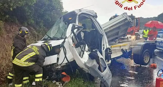 Nuoro. Furgone finisce fuori strada sulla 131 Dcn, muore il conducente