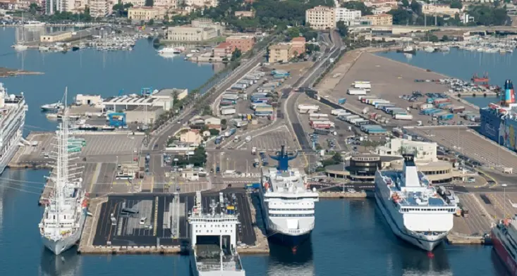 Olbia: minorenne si aggrappa al semirimorchio per imbarcarsi sulla nave