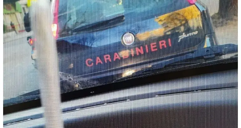 Scattano una foto, accanto all’auto dei carabinieri, con una canna in mano: una denuncia