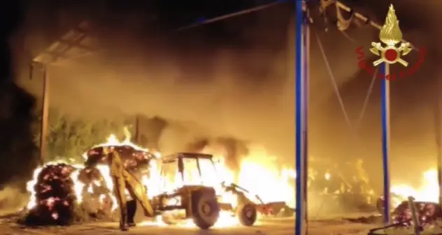 Notte di fuoco a San Giovanni Suergiu: in fiamme fienile e mezzi agricoli di un agriturismo. IL VIDEO