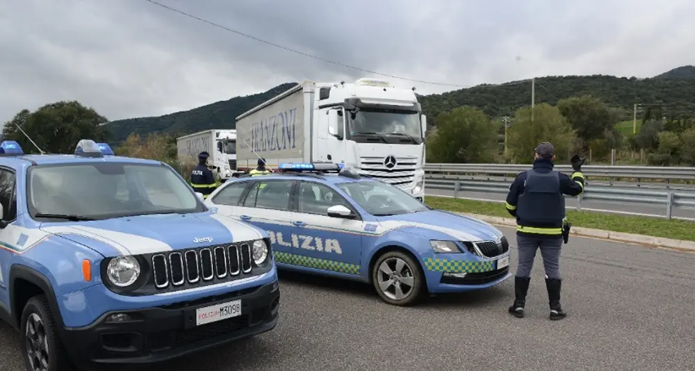 Controlli della Polizia sulle strade del Nuorese: tre auto sequestrate e 33 sanzioni