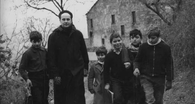 Don Lorenzo Milani, 100 anni fa nasceva il sacerdote della Scuola di Barbiana