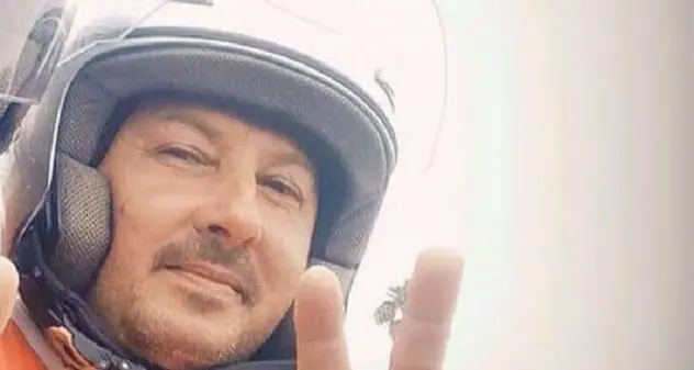 Perde il controllo dello scooter e finisce fuori strada: morto nella notte un 51enne di Cabras