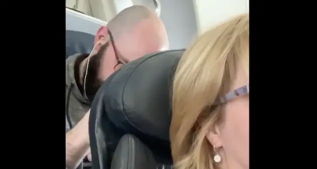 Reclina il sedile in aereo: il passeggero dietro tira pugni sullo schienale. VIDEO